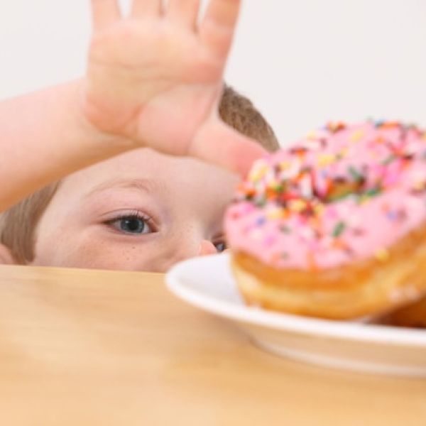 Che fare se il figlio, la figlia mangia troppo o s’abbuffa?