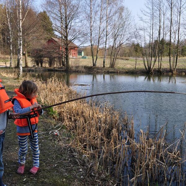 Divertimento all’aria aperta: pescare con i bambini