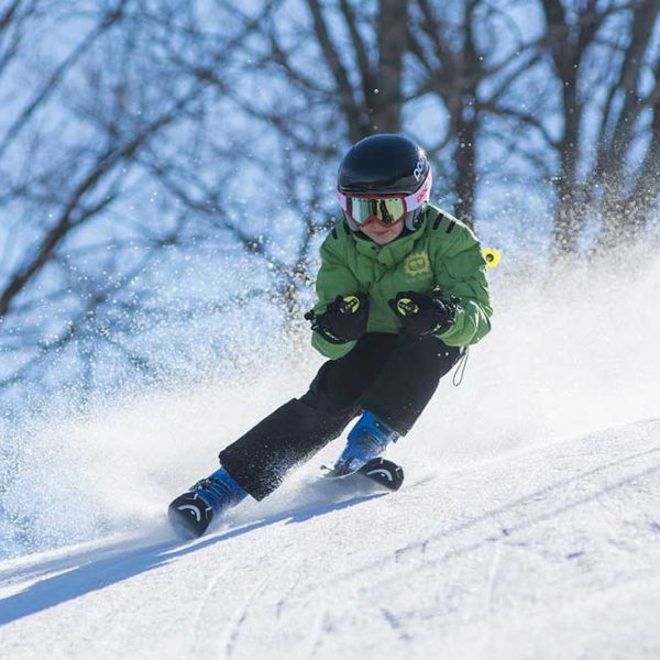 Imparare a sciare: consigli pratici e guida all’equipaggiamento per bambini