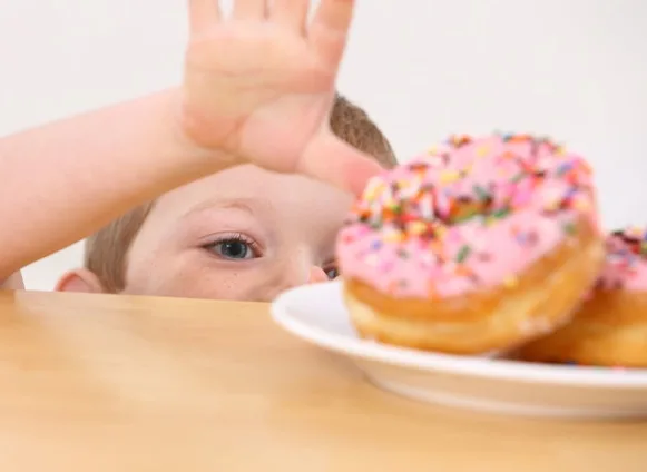 Che fare se il figlio, la figlia mangia troppo o s’abbuffa?