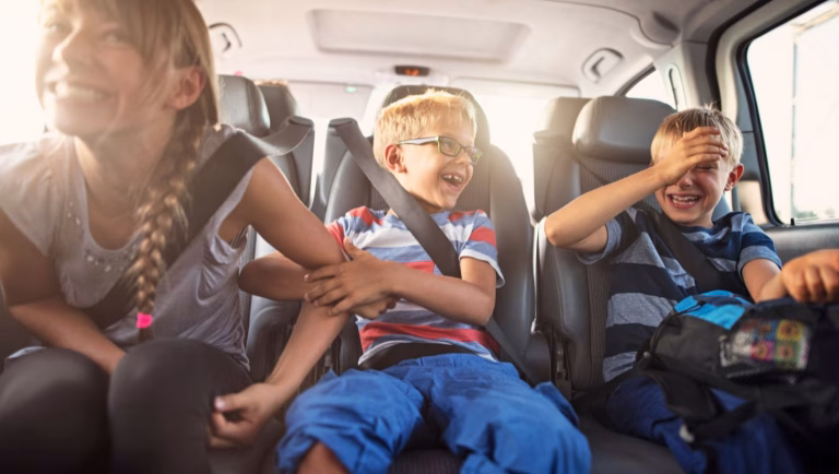 Viaggiare in auto con i bambini: 10 trucchi per un viaggio sereno